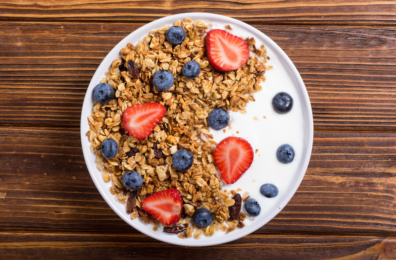 Yogur Griego con Frutos Rojos y Granola Casera – Transform by Paula