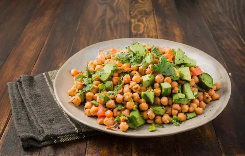Ensalada de Garbanzos con Aguacate y Salmón Ahumado(2 porciones
